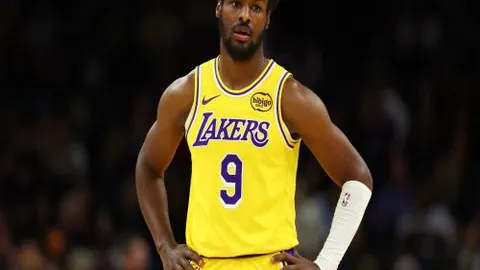 山野风光：潺潺流水映碧塘，秋枫落羽杉引游客，晨曦映天景致如画